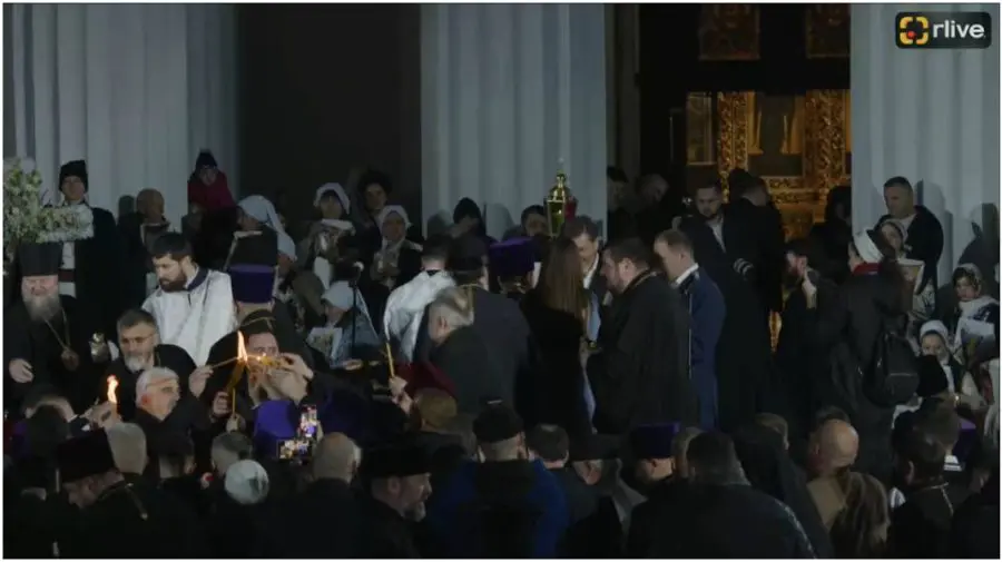 Lumina Sfântă a ajuns la Chișinău. Creștinii fac coadă la Catedrala Mitropolitană pentru a aduce în case focul haric